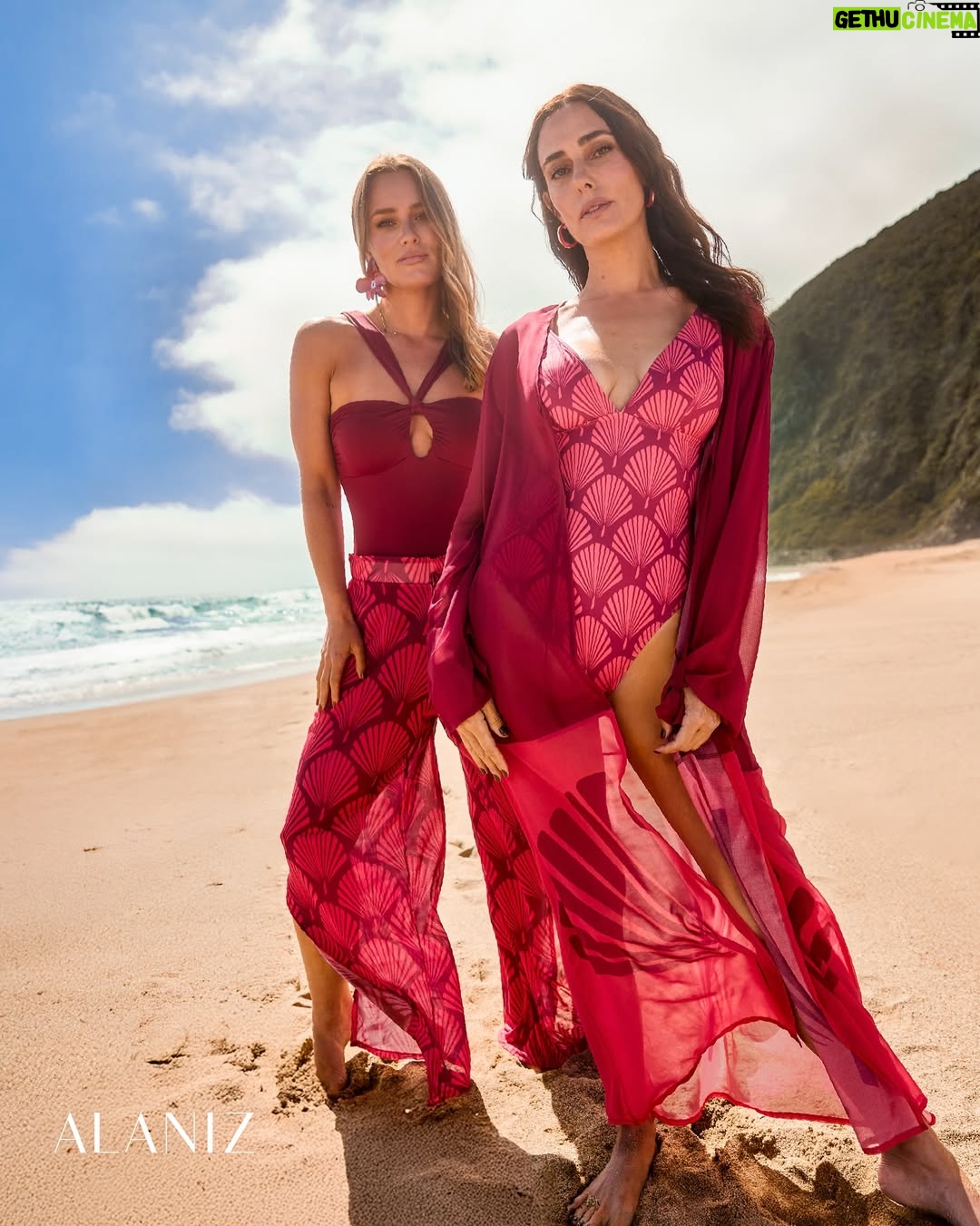 Javiera Díaz de Valdés - 5.5K Likes - ⚓️ Anoche se estrenó la campaña RESORT COLLECTION de Tiendas Paris, y me siento muy feliz de ser parte de esta propuesta llena de color, libertad y movimiento.
Una invitación a disfrutar la moda desde el juego, la frescura y el verano que ya se asoma ⛱️⛵️🪭☀️🌊

Gracias @tiendas_paris por confiar en mí y en este equipo tan talentoso que hace posible imaginar nuevas formas de habitar la belleza. 💛

#ResortCollection #TiendasParis