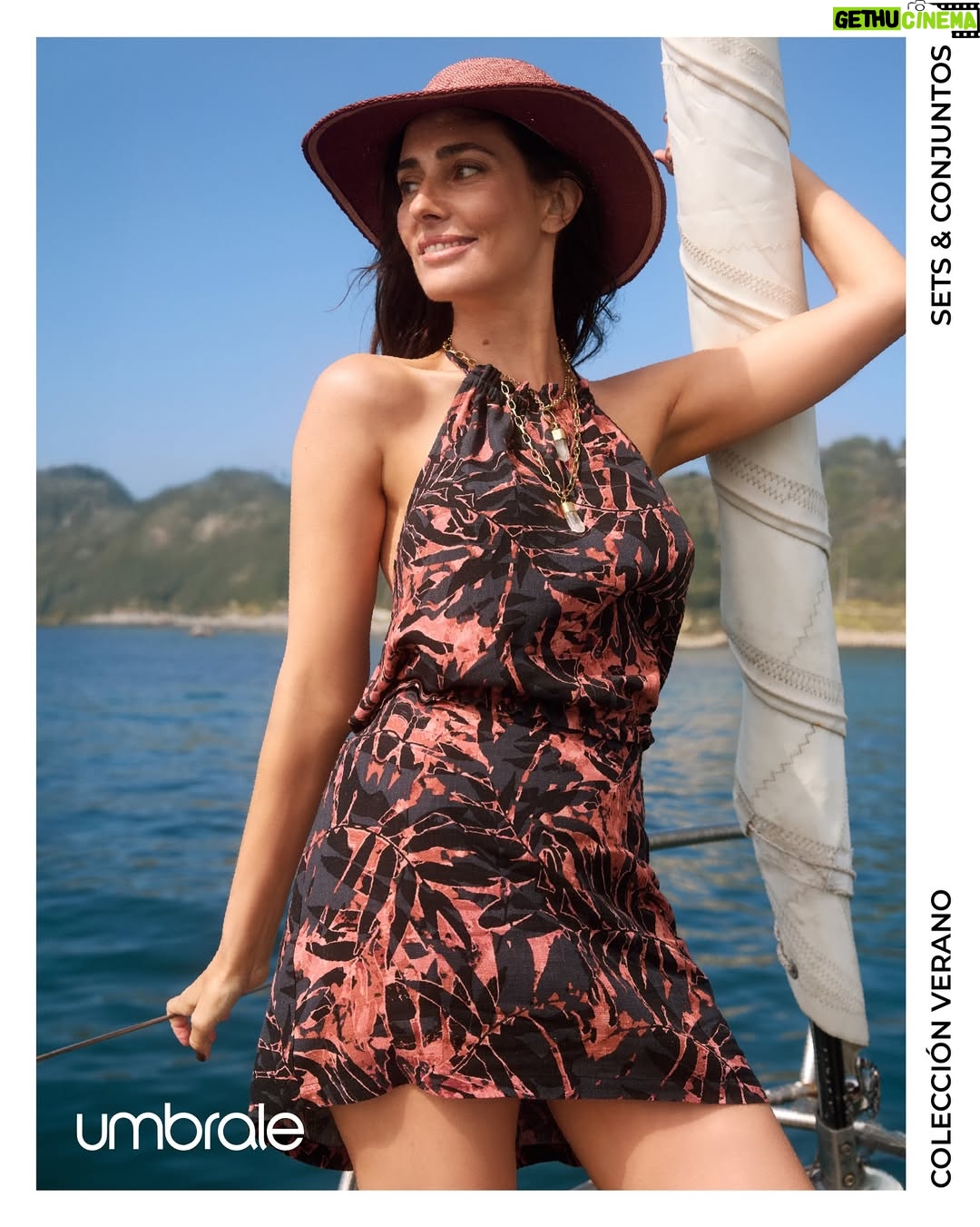 Javiera Díaz de Valdés - 5.5K Likes - ⚓️ Anoche se estrenó la campaña RESORT COLLECTION de Tiendas Paris, y me siento muy feliz de ser parte de esta propuesta llena de color, libertad y movimiento.
Una invitación a disfrutar la moda desde el juego, la frescura y el verano que ya se asoma ⛱️⛵️🪭☀️🌊

Gracias @tiendas_paris por confiar en mí y en este equipo tan talentoso que hace posible imaginar nuevas formas de habitar la belleza. 💛

#ResortCollection #TiendasParis