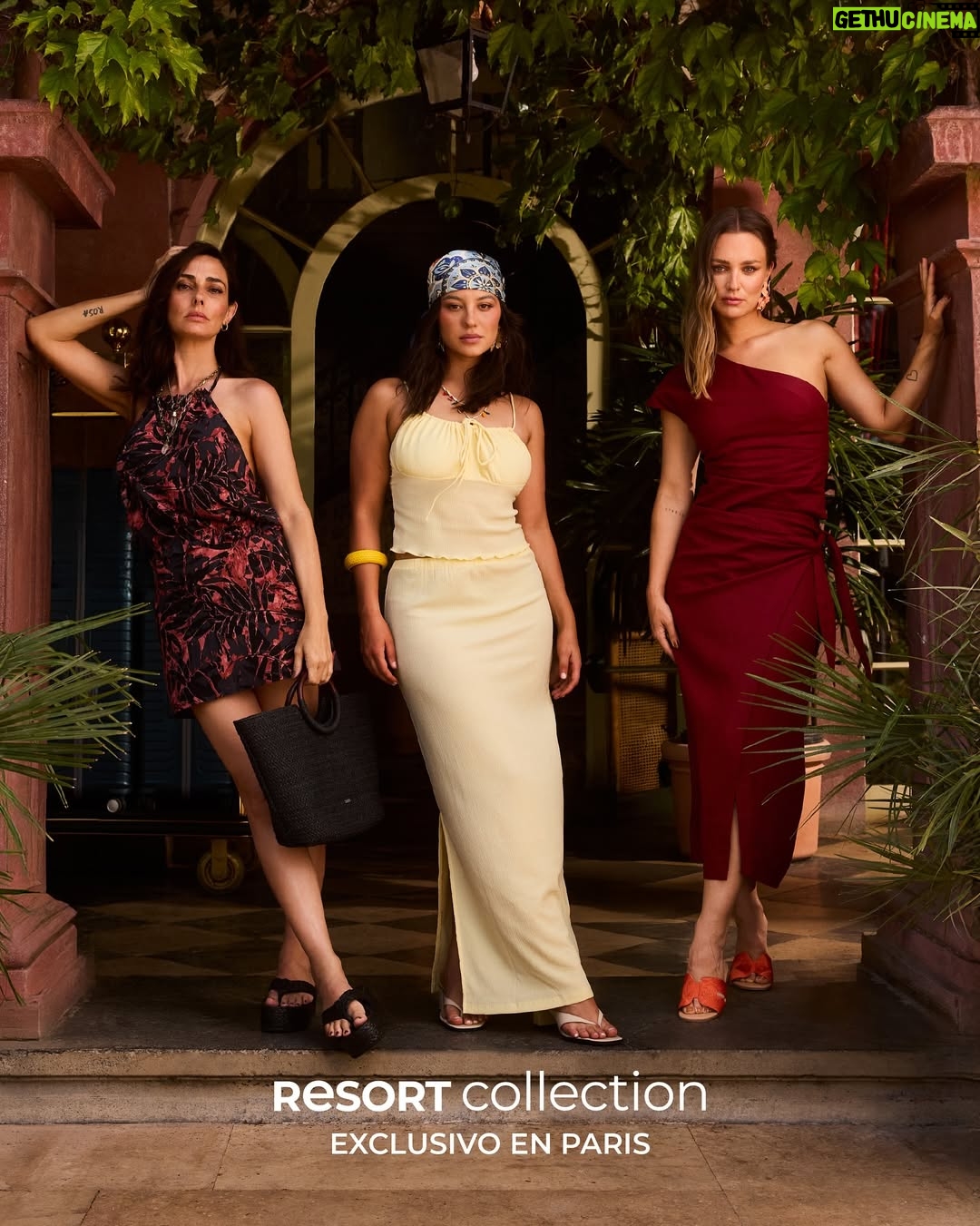 Javiera Díaz de Valdés - 5.5K Likes - ⚓️ Anoche se estrenó la campaña RESORT COLLECTION de Tiendas Paris, y me siento muy feliz de ser parte de esta propuesta llena de color, libertad y movimiento.
Una invitación a disfrutar la moda desde el juego, la frescura y el verano que ya se asoma ⛱️⛵️🪭☀️🌊

Gracias @tiendas_paris por confiar en mí y en este equipo tan talentoso que hace posible imaginar nuevas formas de habitar la belleza. 💛

#ResortCollection #TiendasParis