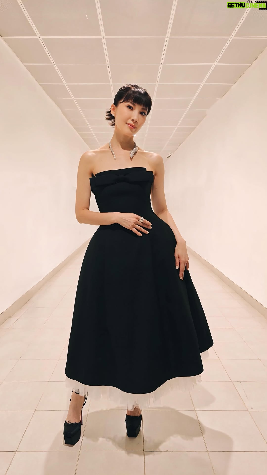 Jeanette Aw - 18.9K Likes - Best dressed? Wow! Thank you ❤️
Big love to my most amazing glam team for making me look my best.
| @ojnjenine @cartier @shushu__tong @christianlouboutin | @gandavid_davidgan | @elainlim_makeup | @bao_peektures | ❤️