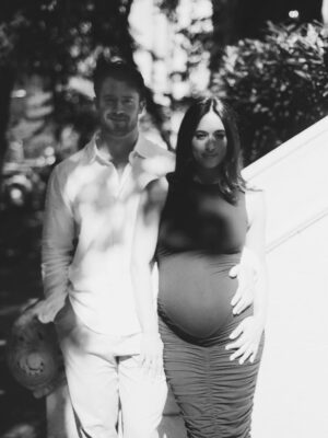 Jeanine Mason Instagram - The most grateful preggo to have all this love coming our way. Thank you! We can’t wait for this autumn boy. 🍁

📸: @mcguiremcmanus 
💄: @amandathesenbeauty