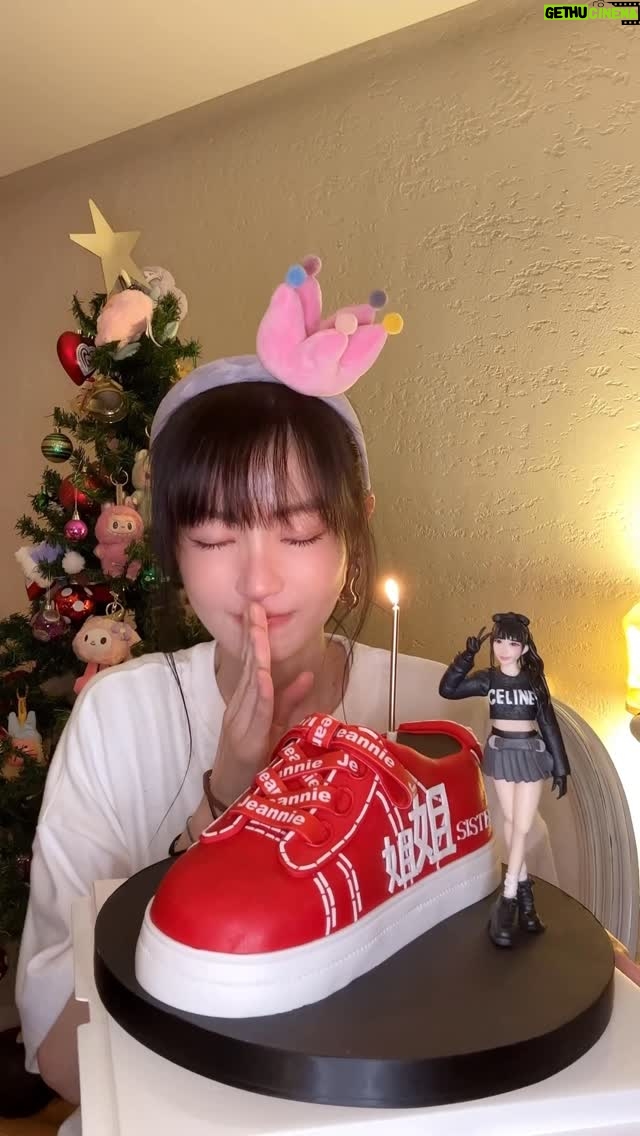Jeannie Hsieh - 8.9K Likes - 媽呀～我到底幾歲了😂🎂🎉
這蛋糕好嗨喔😍😍😍#merrychristmas #happybirthday