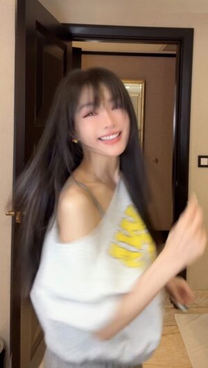 Jeannie Hsieh Instagram - 在面對沉重又壓抑的生活，或許聽聽音樂看看50 依舊為夢想奮鬥的謝金燕能讓你重拾一點生活的希望❤️‍🔥#謝金燕 #週末愉快