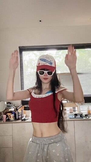 Jeannie Hsieh Instagram - 來晚了🌶️ #chanel #tyla 
本來想低調 所以帶個墨鏡🕶️
沒想到一切都太高調🤪