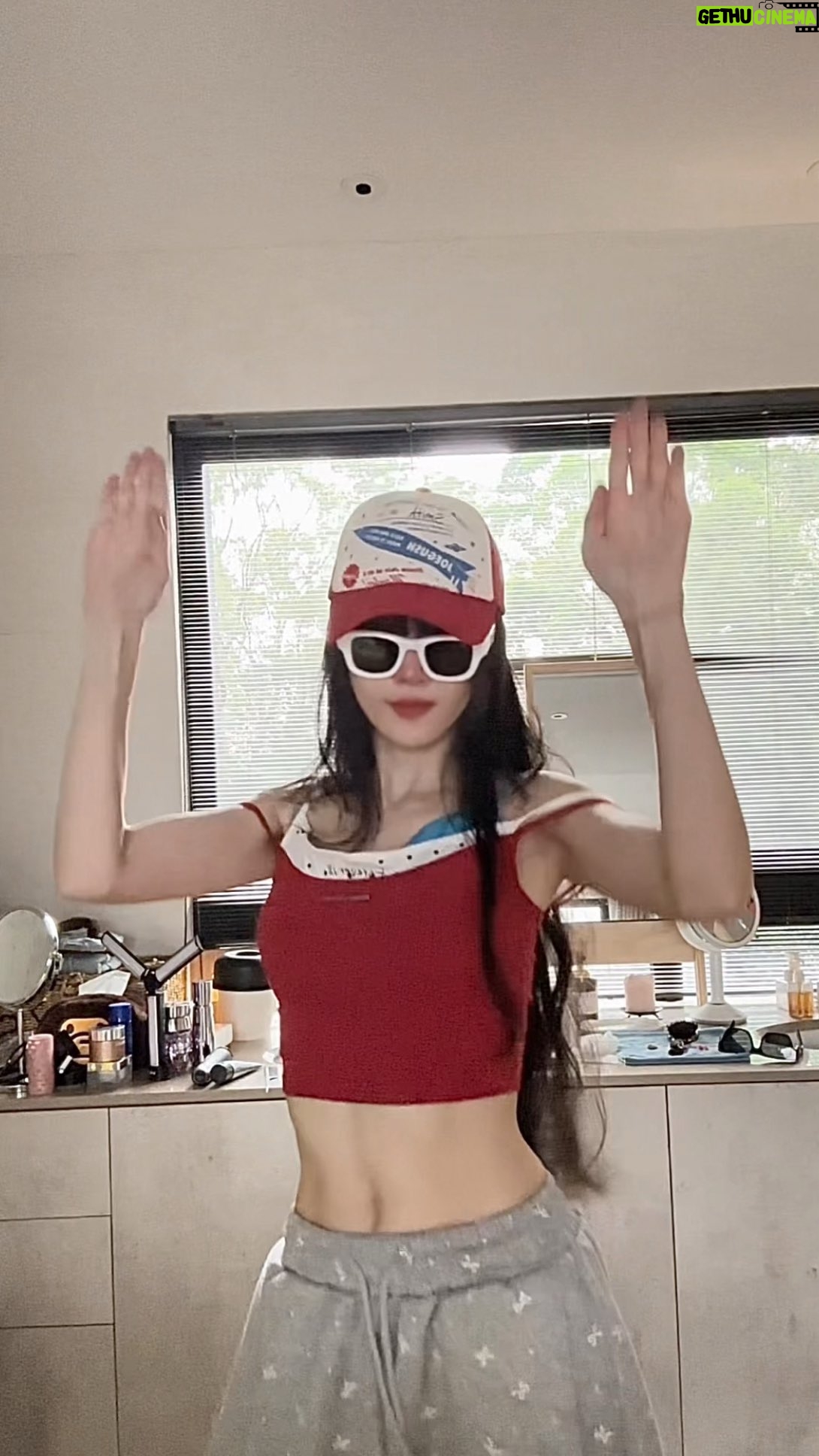 Jeannie Hsieh - 8.8K Likes - 來晚了🌶️ #chanel #tyla 
本來想低調 所以帶個墨鏡🕶️
沒想到一切都太高調🤪