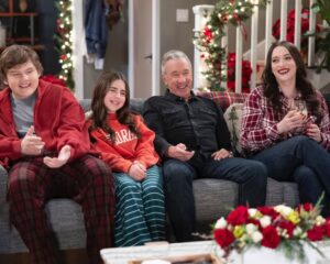 Jenna Elfman Instagram - 🎄🎄New @shifting_gearsabc episode WEDNESDAY NIGHT!!! 8/7c on ABC, then Hulu. 🎅🏽 It will definitely get you into the holiday spirit! #shiftinggears #shiftinggearsabc