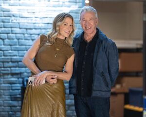 Jenna Elfman Instagram - 🎄🎄New @shifting_gearsabc episode WEDNESDAY NIGHT!!! 8/7c on ABC, then Hulu. 🎅🏽 It will definitely get you into the holiday spirit! #shiftinggears #shiftinggearsabc