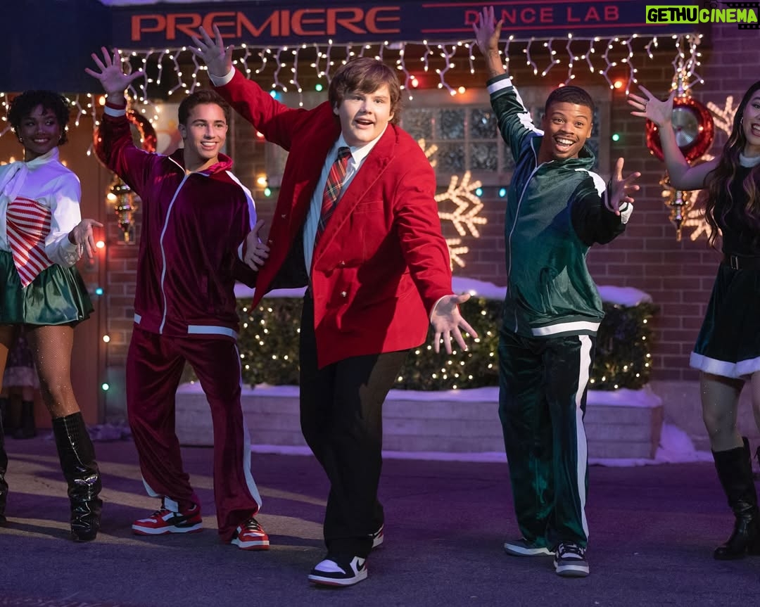 Jenna Elfman - 6.2K Likes - 🎄🎄New @shifting_gearsabc episode WEDNESDAY NIGHT!!! 8/7c on ABC, then Hulu. 🎅🏽 It will definitely get you into the holiday spirit! #shiftinggears #shiftinggearsabc