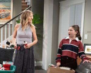 Jenna Elfman Instagram - 🎄🎄New @shifting_gearsabc episode WEDNESDAY NIGHT!!! 8/7c on ABC, then Hulu. 🎅🏽 It will definitely get you into the holiday spirit! #shiftinggears #shiftinggearsabc