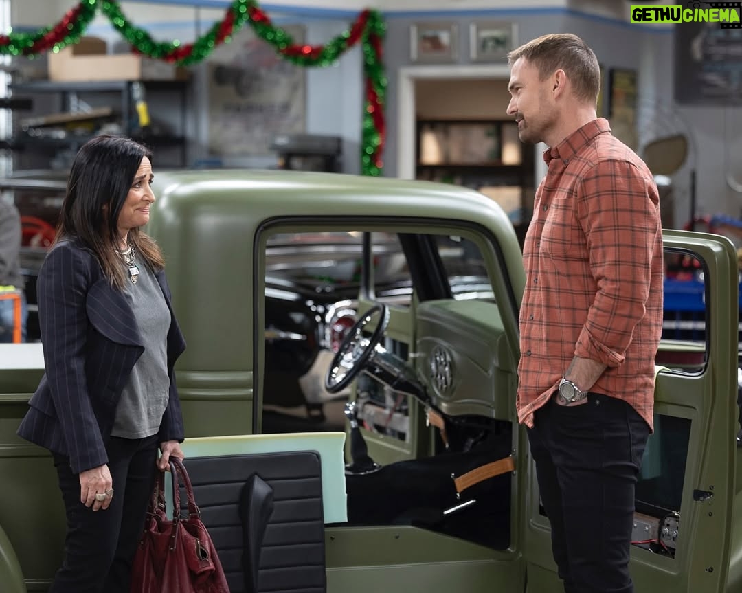 Jenna Elfman - 6.2K Likes - 🎄🎄New @shifting_gearsabc episode WEDNESDAY NIGHT!!! 8/7c on ABC, then Hulu. 🎅🏽 It will definitely get you into the holiday spirit! #shiftinggears #shiftinggearsabc