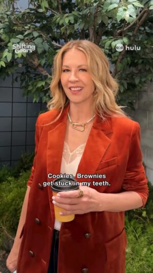 Jenna Elfman Instagram - Cookie 🍪 or brownies? 😬  @shifting_gearsabc #ShiftingGearsABC