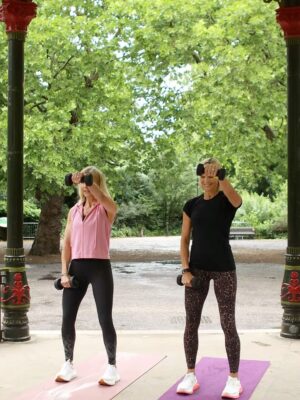 Jenni Falconer Instagram - 👋Slides as promised!

💪🏻Your next 20 minute upper body workout! SAVE THIS‼️
🙋‍♀️Join @jennifalconer & I on the BEST dumbbell workout ✅ tag a friend to do this one with you! ❤️

Here's the workout ⬇️ 
✅3 sets
✅ warm up first > we are using 4kg & 3kg weights 

1️⃣Alternate front raises x10
2️⃣Alternate bicep curls x10
3️⃣Around the world x10
4️⃣Deadbugs x10
5️⃣Lateral raise pull backs x8
6️⃣Skull crushers x10
7️⃣Russian twists x12
8️⃣Dorsal raises/superman ext x8
9️⃣Sit up & press x10
🔟 Glute bridge & press x10
1️⃣1️⃣ Bicycles x10

Enjoy! Please save & share!
Leggings @sweatybetty 
@thestylephotographer 

#upperbodystrength #upperbodyworkout #upperbodyday #20minworkouts #20minuteworkout #dumbbellworkouts