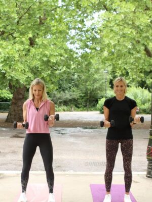 Jenni Falconer Instagram - 👋Slides as promised!

💪🏻Your next 20 minute upper body workout! SAVE THIS‼️
🙋‍♀️Join @jennifalconer & I on the BEST dumbbell workout ✅ tag a friend to do this one with you! ❤️

Here's the workout ⬇️ 
✅3 sets
✅ warm up first > we are using 4kg & 3kg weights 

1️⃣Alternate front raises x10
2️⃣Alternate bicep curls x10
3️⃣Around the world x10
4️⃣Deadbugs x10
5️⃣Lateral raise pull backs x8
6️⃣Skull crushers x10
7️⃣Russian twists x12
8️⃣Dorsal raises/superman ext x8
9️⃣Sit up & press x10
🔟 Glute bridge & press x10
1️⃣1️⃣ Bicycles x10

Enjoy! Please save & share!
Leggings @sweatybetty 
@thestylephotographer 

#upperbodystrength #upperbodyworkout #upperbodyday #20minworkouts #20minuteworkout #dumbbellworkouts