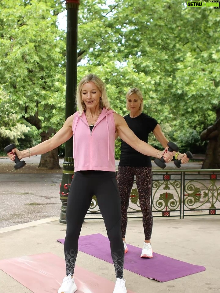 Jenni Falconer - 62.8K Likes - 👋Slides as promised!

💪🏻Your next 20 minute upper body workout! SAVE THIS‼️
🙋‍♀️Join @jennifalconer & I on the BEST dumbbell workout ✅ tag a friend to do this one with you! ❤️

Here's the workout ⬇️ 
✅3 sets
✅ warm up first > we are using 4kg & 3kg weights 

1️⃣Alternate front raises x10
2️⃣Alternate bicep curls x10
3️⃣Around the world x10
4️⃣Deadbugs x10
5️⃣Lateral raise pull backs x8
6️⃣Skull crushers x10
7️⃣Russian twists x12
8️⃣Dorsal raises/superman ext x8
9️⃣Sit up & press x10
🔟 Glute bridge & press x10
1️⃣1️⃣ Bicycles x10

Enjoy! Please save & share!
Leggings @sweatybetty 
@thestylephotographer 

#upperbodystrength #upperbodyworkout #upperbodyday #20minworkouts #20minuteworkout #dumbbellworkouts