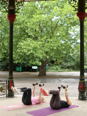 Jenni Falconer Instagram - 👋Slides as promised!

💪🏻Your next 20 minute upper body workout! SAVE THIS‼️
🙋‍♀️Join @jennifalconer & I on the BEST dumbbell workout ✅ tag a friend to do this one with you! ❤️

Here's the workout ⬇️ 
✅3 sets
✅ warm up first > we are using 4kg & 3kg weights 

1️⃣Alternate front raises x10
2️⃣Alternate bicep curls x10
3️⃣Around the world x10
4️⃣Deadbugs x10
5️⃣Lateral raise pull backs x8
6️⃣Skull crushers x10
7️⃣Russian twists x12
8️⃣Dorsal raises/superman ext x8
9️⃣Sit up & press x10
🔟 Glute bridge & press x10
1️⃣1️⃣ Bicycles x10

Enjoy! Please save & share!
Leggings @sweatybetty 
@thestylephotographer 

#upperbodystrength #upperbodyworkout #upperbodyday #20minworkouts #20minuteworkout #dumbbellworkouts