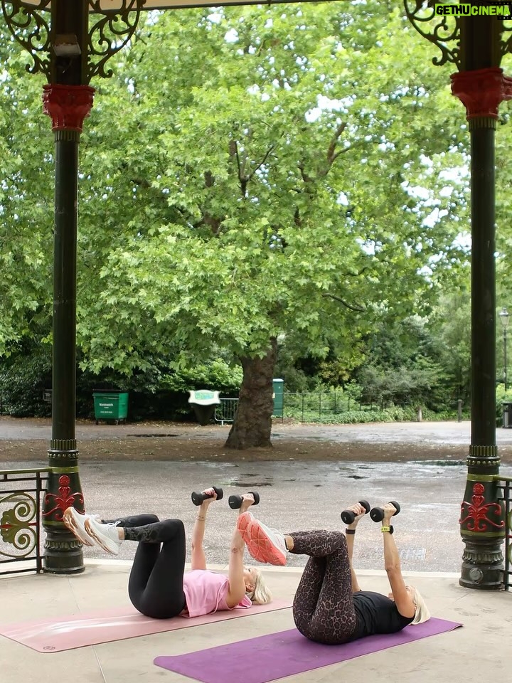 Jenni Falconer - 62.8K Likes - 👋Slides as promised!

💪🏻Your next 20 minute upper body workout! SAVE THIS‼️
🙋‍♀️Join @jennifalconer & I on the BEST dumbbell workout ✅ tag a friend to do this one with you! ❤️

Here's the workout ⬇️ 
✅3 sets
✅ warm up first > we are using 4kg & 3kg weights 

1️⃣Alternate front raises x10
2️⃣Alternate bicep curls x10
3️⃣Around the world x10
4️⃣Deadbugs x10
5️⃣Lateral raise pull backs x8
6️⃣Skull crushers x10
7️⃣Russian twists x12
8️⃣Dorsal raises/superman ext x8
9️⃣Sit up & press x10
🔟 Glute bridge & press x10
1️⃣1️⃣ Bicycles x10

Enjoy! Please save & share!
Leggings @sweatybetty 
@thestylephotographer 

#upperbodystrength #upperbodyworkout #upperbodyday #20minworkouts #20minuteworkout #dumbbellworkouts