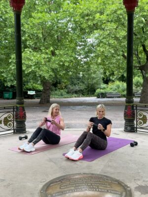 Jenni Falconer Instagram - 👋Slides as promised!

💪🏻Your next 20 minute upper body workout! SAVE THIS‼️
🙋‍♀️Join @jennifalconer & I on the BEST dumbbell workout ✅ tag a friend to do this one with you! ❤️

Here's the workout ⬇️ 
✅3 sets
✅ warm up first > we are using 4kg & 3kg weights 

1️⃣Alternate front raises x10
2️⃣Alternate bicep curls x10
3️⃣Around the world x10
4️⃣Deadbugs x10
5️⃣Lateral raise pull backs x8
6️⃣Skull crushers x10
7️⃣Russian twists x12
8️⃣Dorsal raises/superman ext x8
9️⃣Sit up & press x10
🔟 Glute bridge & press x10
1️⃣1️⃣ Bicycles x10

Enjoy! Please save & share!
Leggings @sweatybetty 
@thestylephotographer 

#upperbodystrength #upperbodyworkout #upperbodyday #20minworkouts #20minuteworkout #dumbbellworkouts