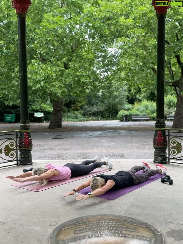 Jenni Falconer - 62.8K Likes - 👋Slides as promised!

💪🏻Your next 20 minute upper body workout! SAVE THIS‼️
🙋‍♀️Join @jennifalconer & I on the BEST dumbbell workout ✅ tag a friend to do this one with you! ❤️

Here's the workout ⬇️ 
✅3 sets
✅ warm up first > we are using 4kg & 3kg weights 

1️⃣Alternate front raises x10
2️⃣Alternate bicep curls x10
3️⃣Around the world x10
4️⃣Deadbugs x10
5️⃣Lateral raise pull backs x8
6️⃣Skull crushers x10
7️⃣Russian twists x12
8️⃣Dorsal raises/superman ext x8
9️⃣Sit up & press x10
🔟 Glute bridge & press x10
1️⃣1️⃣ Bicycles x10

Enjoy! Please save & share!
Leggings @sweatybetty 
@thestylephotographer 

#upperbodystrength #upperbodyworkout #upperbodyday #20minworkouts #20minuteworkout #dumbbellworkouts
