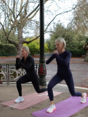 Jenni Falconer Instagram - 🔥You loved the arms so here's the LEGS!💥
Huge thanks to my brilliant partner in the park @jennifalconer ♥️ swipe across to the final slide!😂

⚠️SAVE this one & share it with a friend > perfect to do anywhere with NO EQUIPMENT‼️great when you are sort on time ⏰ 

✅20 Mins
✅3/4 Sets depending on time
✅warm up 1st 

▶️15 Squats
▶️12 Split Squats
▶️12 Alt reverse lunges
▶️30 Bum kicks
▶️20 Sumo Squat pulses
▶️10 Curtsy lunges (both sides)
▶️12 Lateral lunges 
▶️10 Split squat hops (both sides)
▶️12 Criss Cross squats
▶️15 Glute Bridges
▶️30 squat wall/partner hold!

Give me a 👍 if you try it & enjoy!💪🏻
Thanks @thestylephotographer 
Both @sweatybetty