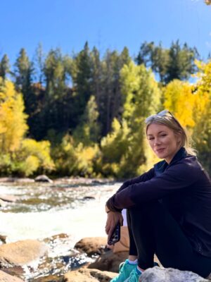 Jennifer Holland Instagram - Let’s take this outside. 🌳 🍂 ⛰️ 🍁 🥾