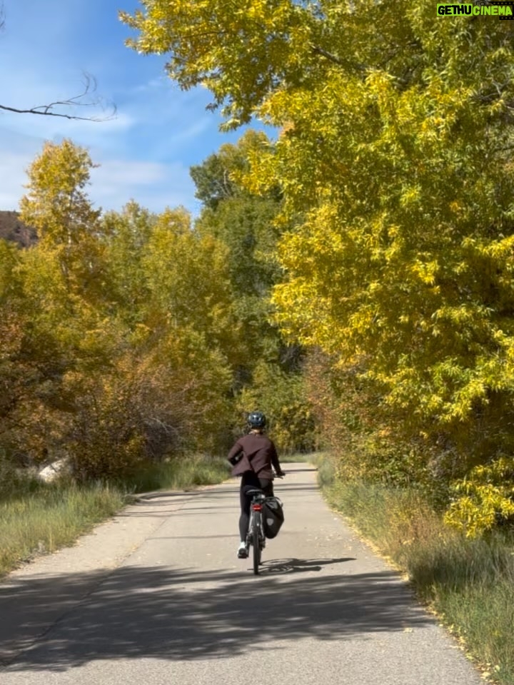 Jennifer Holland - 56.9K Likes - Let’s take this outside. 🌳 🍂 ⛰️ 🍁 🥾