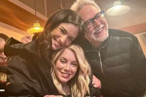 Jennifer Holland Instagram - In honor of episode 8 dropping imminently… a @peacemaker bts photo dumb 🫶🏻✌🏼such a bittersweet evening. Thanks for hanging out with us this season, everyone! Don’t miss the last episode tonight on @hbomax