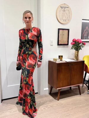 Jennifer Nettles Instagram - About last night: Such a joy to celebrate @thetonyawards ! So many amazing performances and so many amazing wins! Big congrats to all the nominees, winners and performers. So proud for My Love and the whole gang at @maybehappyending for winning 6 awards including Best Musical!! Go see it!! It will warm your heart!! Go see any and all of them!!! Come enjoy the magic of live theatre. If not on Broadway, then in your own hometown. In a digital world that constantly has us questioning what is real and pitting us against each other, live performance is an experience of soul truth. Right in front of you. Making you feel things. Inspiring questions and changes and hope and laughter and catharsis. 
Big brava as well to a couple of my dears: @sarabareilles and @cynthiaerivo .  Stunning and shining as always. 

About the Glam:
Y’all know I love vintage. I found this vintage @naeemkhannyc at @acurrentaffair last weekend (@whatgoesaroundnyc !). So, this is one from my closet:-)
Jewels: thanks @jamiehuggins81 for the 💎 connections:
Earrings :- @Annasheffield
Gold ring :- @alexmonrosejewllery
Diamond ring :- @nashiroarnostudio
Diamond Bracelet :- @nickhorey (love his stuff!)

Hair: the glorious @frankiefoye 
Makeup: Precious @meaganadelemakeup