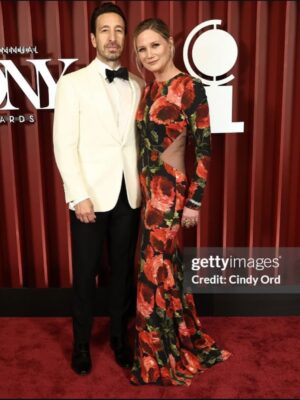 Jennifer Nettles Instagram - About last night: Such a joy to celebrate @thetonyawards ! So many amazing performances and so many amazing wins! Big congrats to all the nominees, winners and performers. So proud for My Love and the whole gang at @maybehappyending for winning 6 awards including Best Musical!! Go see it!! It will warm your heart!! Go see any and all of them!!! Come enjoy the magic of live theatre. If not on Broadway, then in your own hometown. In a digital world that constantly has us questioning what is real and pitting us against each other, live performance is an experience of soul truth. Right in front of you. Making you feel things. Inspiring questions and changes and hope and laughter and catharsis. 
Big brava as well to a couple of my dears: @sarabareilles and @cynthiaerivo .  Stunning and shining as always. 

About the Glam:
Y’all know I love vintage. I found this vintage @naeemkhannyc at @acurrentaffair last weekend (@whatgoesaroundnyc !). So, this is one from my closet:-)
Jewels: thanks @jamiehuggins81 for the 💎 connections:
Earrings :- @Annasheffield
Gold ring :- @alexmonrosejewllery
Diamond ring :- @nashiroarnostudio
Diamond Bracelet :- @nickhorey (love his stuff!)

Hair: the glorious @frankiefoye 
Makeup: Precious @meaganadelemakeup