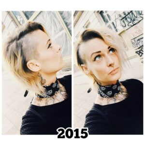 Jennifer Weist Instagram - 2015-2025

CN: Auf Foto 3 trage ich Cornrows, auf Foto 5 trage ich Braids, das sind geflochtene Frisuren, die in den verschiedensten Kulturen eine tiefere kulturelle und historische Bedeutung haben. Weshalb ich für das Tragen dieser Braids - zu Recht - kritisiert wurde. Durch die Kritik habe ich mich dann das erste Mal mit dem Thema kulturelle Aneignung auseinandergesetzt. «Cultural Appropriation» bezeichnet den unreflektierten oder respektlosen Prozess, bei dem die Mitglieder einer dominanten Kultur Elemente aus einer anderen, oft marginalisierten oder unterdrückten Kultur übernehmen, ohne deren Bedeutung oder Kontext zu verstehen oder zu respektieren. Dieser Vorgang ist besonders problematisch, wenn die kulturellen Elemente ohne Zustimmung, Anerkennung oder ein Bewusstsein für die historischen und sozialen Zusammenhänge verwendet werden. Kulturelle Aneignung kann dazu führen, dass Traditionen komplett verfälscht werden oder sogar verloren gehen. Und wenn Religion oder Tradition dann noch zu Produkten werden, die durch Trends kommerzialisiert und von Menschen aus privilegierten Gruppen billig und unethisch produziert und verkauft werden, leidet das Einkommen der Menschen, die die originalen Produkte herstellen und verkaufen. Heute weiß ich, dass Braids nicht einfach nur eine geflochtene Frisur sind, sondern in vielen Kulturen weltweit Tradition, Identität und Gemeinschaft repräsentieren. Ich weiß, dass kulturelle Aneignung immer in Verbindung mit Kolonialismus, Rassismus und ungleichen Machtverhältnissen steht. Ich, als weiße Frau, werde diese Art von Frisur in Zukunft deshalb nicht mehr tragen.