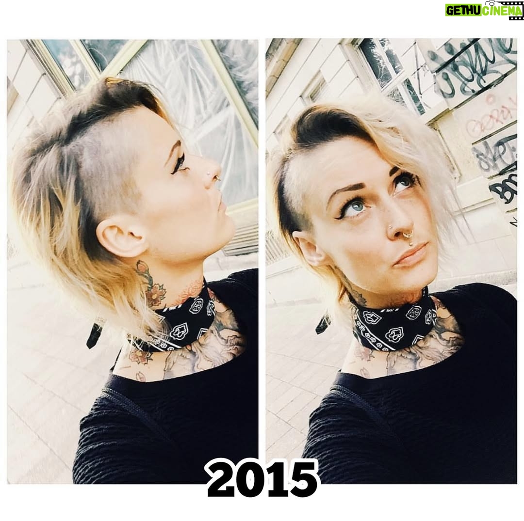 Jennifer Weist - 23.5K Likes - 2015-2025

CN: Auf Foto 3 trage ich Cornrows, auf Foto 5 trage ich Braids, das sind geflochtene Frisuren, die in den verschiedensten Kulturen eine tiefere kulturelle und historische Bedeutung haben. Weshalb ich für das Tragen dieser Braids - zu Recht - kritisiert wurde. Durch die Kritik habe ich mich dann das erste Mal mit dem Thema kulturelle Aneignung auseinandergesetzt. «Cultural Appropriation» bezeichnet den unreflektierten oder respektlosen Prozess, bei dem die Mitglieder einer dominanten Kultur Elemente aus einer anderen, oft marginalisierten oder unterdrückten Kultur übernehmen, ohne deren Bedeutung oder Kontext zu verstehen oder zu respektieren. Dieser Vorgang ist besonders problematisch, wenn die kulturellen Elemente ohne Zustimmung, Anerkennung oder ein Bewusstsein für die historischen und sozialen Zusammenhänge verwendet werden. Kulturelle Aneignung kann dazu führen, dass Traditionen komplett verfälscht werden oder sogar verloren gehen. Und wenn Religion oder Tradition dann noch zu Produkten werden, die durch Trends kommerzialisiert und von Menschen aus privilegierten Gruppen billig und unethisch produziert und verkauft werden, leidet das Einkommen der Menschen, die die originalen Produkte herstellen und verkaufen. Heute weiß ich, dass Braids nicht einfach nur eine geflochtene Frisur sind, sondern in vielen Kulturen weltweit Tradition, Identität und Gemeinschaft repräsentieren. Ich weiß, dass kulturelle Aneignung immer in Verbindung mit Kolonialismus, Rassismus und ungleichen Machtverhältnissen steht. Ich, als weiße Frau, werde diese Art von Frisur in Zukunft deshalb nicht mehr tragen.