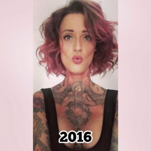 Jennifer Weist Instagram - 2015-2025

CN: Auf Foto 3 trage ich Cornrows, auf Foto 5 trage ich Braids, das sind geflochtene Frisuren, die in den verschiedensten Kulturen eine tiefere kulturelle und historische Bedeutung haben. Weshalb ich für das Tragen dieser Braids - zu Recht - kritisiert wurde. Durch die Kritik habe ich mich dann das erste Mal mit dem Thema kulturelle Aneignung auseinandergesetzt. «Cultural Appropriation» bezeichnet den unreflektierten oder respektlosen Prozess, bei dem die Mitglieder einer dominanten Kultur Elemente aus einer anderen, oft marginalisierten oder unterdrückten Kultur übernehmen, ohne deren Bedeutung oder Kontext zu verstehen oder zu respektieren. Dieser Vorgang ist besonders problematisch, wenn die kulturellen Elemente ohne Zustimmung, Anerkennung oder ein Bewusstsein für die historischen und sozialen Zusammenhänge verwendet werden. Kulturelle Aneignung kann dazu führen, dass Traditionen komplett verfälscht werden oder sogar verloren gehen. Und wenn Religion oder Tradition dann noch zu Produkten werden, die durch Trends kommerzialisiert und von Menschen aus privilegierten Gruppen billig und unethisch produziert und verkauft werden, leidet das Einkommen der Menschen, die die originalen Produkte herstellen und verkaufen. Heute weiß ich, dass Braids nicht einfach nur eine geflochtene Frisur sind, sondern in vielen Kulturen weltweit Tradition, Identität und Gemeinschaft repräsentieren. Ich weiß, dass kulturelle Aneignung immer in Verbindung mit Kolonialismus, Rassismus und ungleichen Machtverhältnissen steht. Ich, als weiße Frau, werde diese Art von Frisur in Zukunft deshalb nicht mehr tragen.