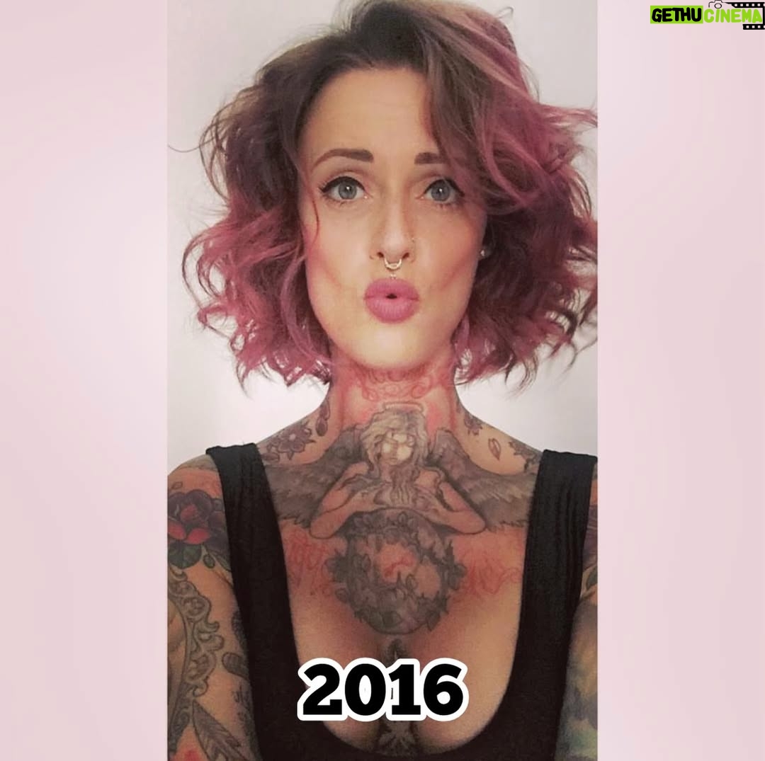 Jennifer Weist - 23.5K Likes - 2015-2025

CN: Auf Foto 3 trage ich Cornrows, auf Foto 5 trage ich Braids, das sind geflochtene Frisuren, die in den verschiedensten Kulturen eine tiefere kulturelle und historische Bedeutung haben. Weshalb ich für das Tragen dieser Braids - zu Recht - kritisiert wurde. Durch die Kritik habe ich mich dann das erste Mal mit dem Thema kulturelle Aneignung auseinandergesetzt. «Cultural Appropriation» bezeichnet den unreflektierten oder respektlosen Prozess, bei dem die Mitglieder einer dominanten Kultur Elemente aus einer anderen, oft marginalisierten oder unterdrückten Kultur übernehmen, ohne deren Bedeutung oder Kontext zu verstehen oder zu respektieren. Dieser Vorgang ist besonders problematisch, wenn die kulturellen Elemente ohne Zustimmung, Anerkennung oder ein Bewusstsein für die historischen und sozialen Zusammenhänge verwendet werden. Kulturelle Aneignung kann dazu führen, dass Traditionen komplett verfälscht werden oder sogar verloren gehen. Und wenn Religion oder Tradition dann noch zu Produkten werden, die durch Trends kommerzialisiert und von Menschen aus privilegierten Gruppen billig und unethisch produziert und verkauft werden, leidet das Einkommen der Menschen, die die originalen Produkte herstellen und verkaufen. Heute weiß ich, dass Braids nicht einfach nur eine geflochtene Frisur sind, sondern in vielen Kulturen weltweit Tradition, Identität und Gemeinschaft repräsentieren. Ich weiß, dass kulturelle Aneignung immer in Verbindung mit Kolonialismus, Rassismus und ungleichen Machtverhältnissen steht. Ich, als weiße Frau, werde diese Art von Frisur in Zukunft deshalb nicht mehr tragen.