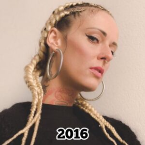 Jennifer Weist Instagram - 2015-2025

CN: Auf Foto 3 trage ich Cornrows, auf Foto 5 trage ich Braids, das sind geflochtene Frisuren, die in den verschiedensten Kulturen eine tiefere kulturelle und historische Bedeutung haben. Weshalb ich für das Tragen dieser Braids - zu Recht - kritisiert wurde. Durch die Kritik habe ich mich dann das erste Mal mit dem Thema kulturelle Aneignung auseinandergesetzt. «Cultural Appropriation» bezeichnet den unreflektierten oder respektlosen Prozess, bei dem die Mitglieder einer dominanten Kultur Elemente aus einer anderen, oft marginalisierten oder unterdrückten Kultur übernehmen, ohne deren Bedeutung oder Kontext zu verstehen oder zu respektieren. Dieser Vorgang ist besonders problematisch, wenn die kulturellen Elemente ohne Zustimmung, Anerkennung oder ein Bewusstsein für die historischen und sozialen Zusammenhänge verwendet werden. Kulturelle Aneignung kann dazu führen, dass Traditionen komplett verfälscht werden oder sogar verloren gehen. Und wenn Religion oder Tradition dann noch zu Produkten werden, die durch Trends kommerzialisiert und von Menschen aus privilegierten Gruppen billig und unethisch produziert und verkauft werden, leidet das Einkommen der Menschen, die die originalen Produkte herstellen und verkaufen. Heute weiß ich, dass Braids nicht einfach nur eine geflochtene Frisur sind, sondern in vielen Kulturen weltweit Tradition, Identität und Gemeinschaft repräsentieren. Ich weiß, dass kulturelle Aneignung immer in Verbindung mit Kolonialismus, Rassismus und ungleichen Machtverhältnissen steht. Ich, als weiße Frau, werde diese Art von Frisur in Zukunft deshalb nicht mehr tragen.