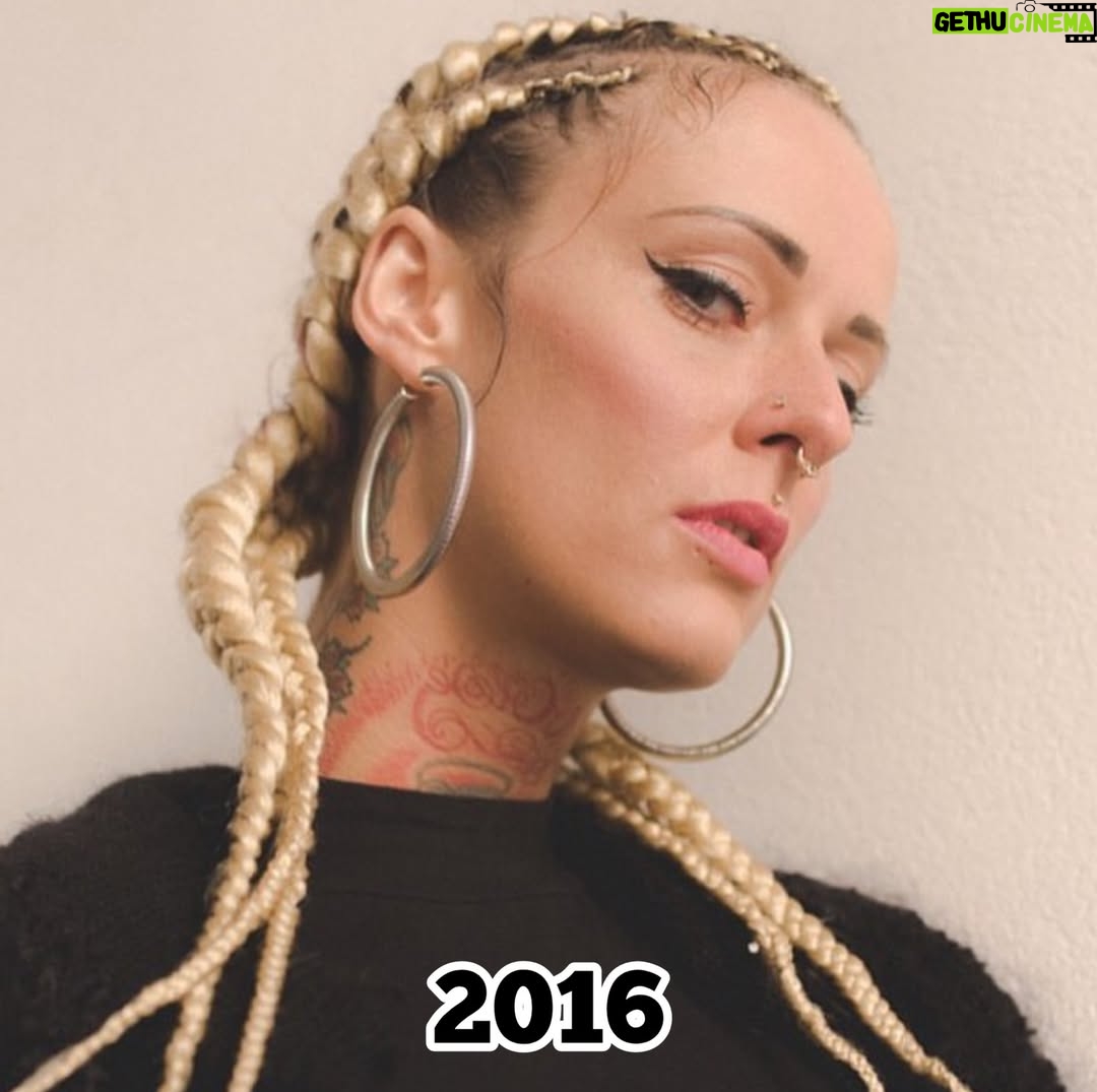 Jennifer Weist - 23.5K Likes - 2015-2025

CN: Auf Foto 3 trage ich Cornrows, auf Foto 5 trage ich Braids, das sind geflochtene Frisuren, die in den verschiedensten Kulturen eine tiefere kulturelle und historische Bedeutung haben. Weshalb ich für das Tragen dieser Braids - zu Recht - kritisiert wurde. Durch die Kritik habe ich mich dann das erste Mal mit dem Thema kulturelle Aneignung auseinandergesetzt. «Cultural Appropriation» bezeichnet den unreflektierten oder respektlosen Prozess, bei dem die Mitglieder einer dominanten Kultur Elemente aus einer anderen, oft marginalisierten oder unterdrückten Kultur übernehmen, ohne deren Bedeutung oder Kontext zu verstehen oder zu respektieren. Dieser Vorgang ist besonders problematisch, wenn die kulturellen Elemente ohne Zustimmung, Anerkennung oder ein Bewusstsein für die historischen und sozialen Zusammenhänge verwendet werden. Kulturelle Aneignung kann dazu führen, dass Traditionen komplett verfälscht werden oder sogar verloren gehen. Und wenn Religion oder Tradition dann noch zu Produkten werden, die durch Trends kommerzialisiert und von Menschen aus privilegierten Gruppen billig und unethisch produziert und verkauft werden, leidet das Einkommen der Menschen, die die originalen Produkte herstellen und verkaufen. Heute weiß ich, dass Braids nicht einfach nur eine geflochtene Frisur sind, sondern in vielen Kulturen weltweit Tradition, Identität und Gemeinschaft repräsentieren. Ich weiß, dass kulturelle Aneignung immer in Verbindung mit Kolonialismus, Rassismus und ungleichen Machtverhältnissen steht. Ich, als weiße Frau, werde diese Art von Frisur in Zukunft deshalb nicht mehr tragen.
