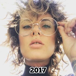 Jennifer Weist Instagram - 2015-2025

CN: Auf Foto 3 trage ich Cornrows, auf Foto 5 trage ich Braids, das sind geflochtene Frisuren, die in den verschiedensten Kulturen eine tiefere kulturelle und historische Bedeutung haben. Weshalb ich für das Tragen dieser Braids - zu Recht - kritisiert wurde. Durch die Kritik habe ich mich dann das erste Mal mit dem Thema kulturelle Aneignung auseinandergesetzt. «Cultural Appropriation» bezeichnet den unreflektierten oder respektlosen Prozess, bei dem die Mitglieder einer dominanten Kultur Elemente aus einer anderen, oft marginalisierten oder unterdrückten Kultur übernehmen, ohne deren Bedeutung oder Kontext zu verstehen oder zu respektieren. Dieser Vorgang ist besonders problematisch, wenn die kulturellen Elemente ohne Zustimmung, Anerkennung oder ein Bewusstsein für die historischen und sozialen Zusammenhänge verwendet werden. Kulturelle Aneignung kann dazu führen, dass Traditionen komplett verfälscht werden oder sogar verloren gehen. Und wenn Religion oder Tradition dann noch zu Produkten werden, die durch Trends kommerzialisiert und von Menschen aus privilegierten Gruppen billig und unethisch produziert und verkauft werden, leidet das Einkommen der Menschen, die die originalen Produkte herstellen und verkaufen. Heute weiß ich, dass Braids nicht einfach nur eine geflochtene Frisur sind, sondern in vielen Kulturen weltweit Tradition, Identität und Gemeinschaft repräsentieren. Ich weiß, dass kulturelle Aneignung immer in Verbindung mit Kolonialismus, Rassismus und ungleichen Machtverhältnissen steht. Ich, als weiße Frau, werde diese Art von Frisur in Zukunft deshalb nicht mehr tragen.