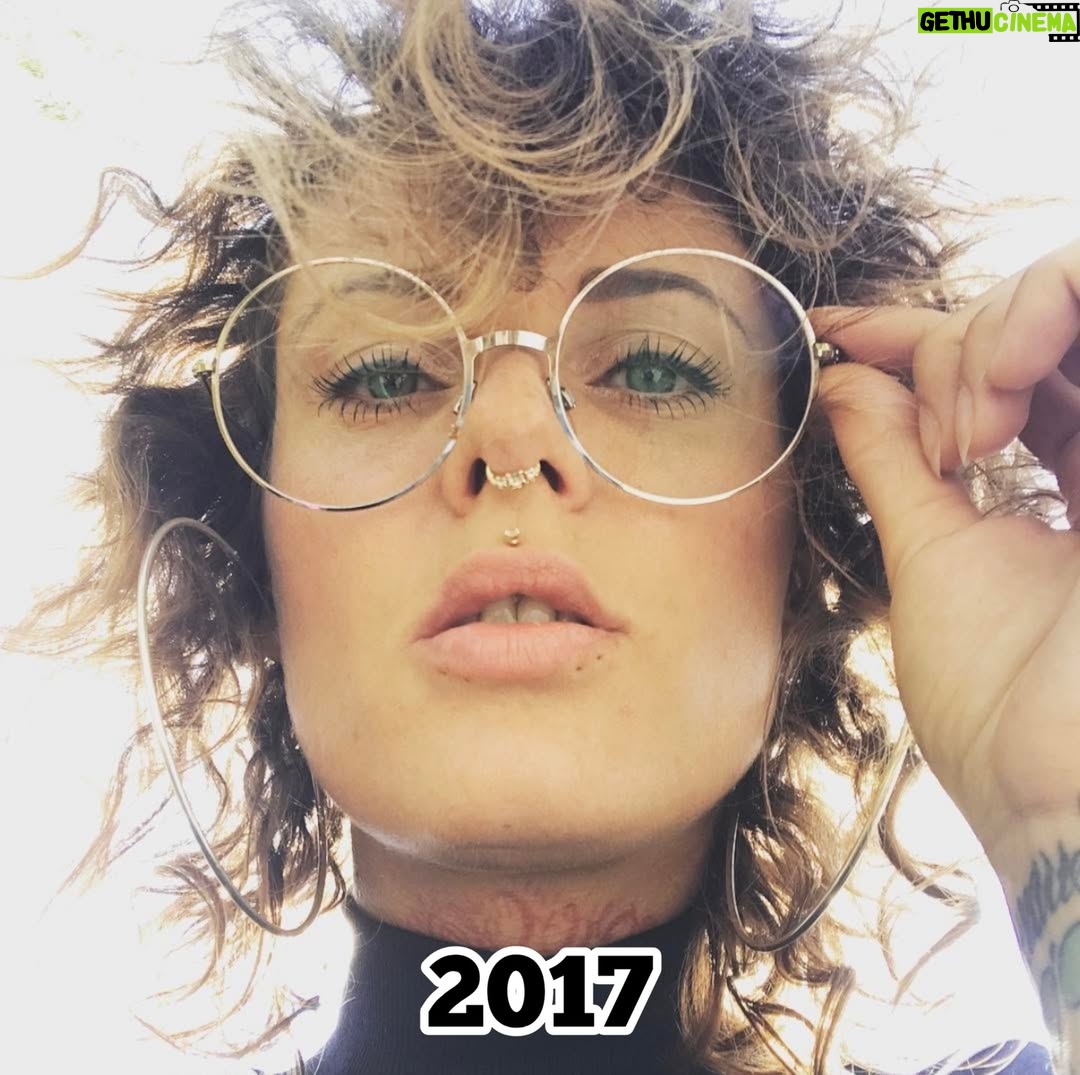 Jennifer Weist - 23.5K Likes - 2015-2025

CN: Auf Foto 3 trage ich Cornrows, auf Foto 5 trage ich Braids, das sind geflochtene Frisuren, die in den verschiedensten Kulturen eine tiefere kulturelle und historische Bedeutung haben. Weshalb ich für das Tragen dieser Braids - zu Recht - kritisiert wurde. Durch die Kritik habe ich mich dann das erste Mal mit dem Thema kulturelle Aneignung auseinandergesetzt. «Cultural Appropriation» bezeichnet den unreflektierten oder respektlosen Prozess, bei dem die Mitglieder einer dominanten Kultur Elemente aus einer anderen, oft marginalisierten oder unterdrückten Kultur übernehmen, ohne deren Bedeutung oder Kontext zu verstehen oder zu respektieren. Dieser Vorgang ist besonders problematisch, wenn die kulturellen Elemente ohne Zustimmung, Anerkennung oder ein Bewusstsein für die historischen und sozialen Zusammenhänge verwendet werden. Kulturelle Aneignung kann dazu führen, dass Traditionen komplett verfälscht werden oder sogar verloren gehen. Und wenn Religion oder Tradition dann noch zu Produkten werden, die durch Trends kommerzialisiert und von Menschen aus privilegierten Gruppen billig und unethisch produziert und verkauft werden, leidet das Einkommen der Menschen, die die originalen Produkte herstellen und verkaufen. Heute weiß ich, dass Braids nicht einfach nur eine geflochtene Frisur sind, sondern in vielen Kulturen weltweit Tradition, Identität und Gemeinschaft repräsentieren. Ich weiß, dass kulturelle Aneignung immer in Verbindung mit Kolonialismus, Rassismus und ungleichen Machtverhältnissen steht. Ich, als weiße Frau, werde diese Art von Frisur in Zukunft deshalb nicht mehr tragen.