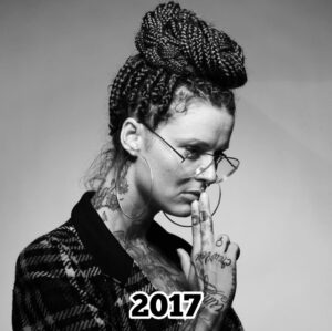 Jennifer Weist Instagram - 2015-2025

CN: Auf Foto 3 trage ich Cornrows, auf Foto 5 trage ich Braids, das sind geflochtene Frisuren, die in den verschiedensten Kulturen eine tiefere kulturelle und historische Bedeutung haben. Weshalb ich für das Tragen dieser Braids - zu Recht - kritisiert wurde. Durch die Kritik habe ich mich dann das erste Mal mit dem Thema kulturelle Aneignung auseinandergesetzt. «Cultural Appropriation» bezeichnet den unreflektierten oder respektlosen Prozess, bei dem die Mitglieder einer dominanten Kultur Elemente aus einer anderen, oft marginalisierten oder unterdrückten Kultur übernehmen, ohne deren Bedeutung oder Kontext zu verstehen oder zu respektieren. Dieser Vorgang ist besonders problematisch, wenn die kulturellen Elemente ohne Zustimmung, Anerkennung oder ein Bewusstsein für die historischen und sozialen Zusammenhänge verwendet werden. Kulturelle Aneignung kann dazu führen, dass Traditionen komplett verfälscht werden oder sogar verloren gehen. Und wenn Religion oder Tradition dann noch zu Produkten werden, die durch Trends kommerzialisiert und von Menschen aus privilegierten Gruppen billig und unethisch produziert und verkauft werden, leidet das Einkommen der Menschen, die die originalen Produkte herstellen und verkaufen. Heute weiß ich, dass Braids nicht einfach nur eine geflochtene Frisur sind, sondern in vielen Kulturen weltweit Tradition, Identität und Gemeinschaft repräsentieren. Ich weiß, dass kulturelle Aneignung immer in Verbindung mit Kolonialismus, Rassismus und ungleichen Machtverhältnissen steht. Ich, als weiße Frau, werde diese Art von Frisur in Zukunft deshalb nicht mehr tragen.