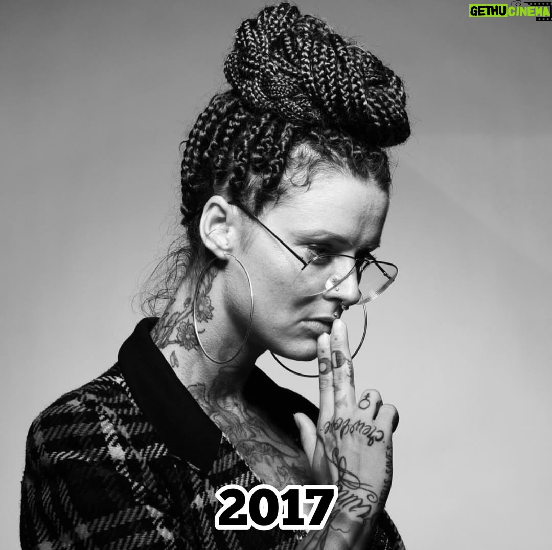 Jennifer Weist - 23.5K Likes - 2015-2025

CN: Auf Foto 3 trage ich Cornrows, auf Foto 5 trage ich Braids, das sind geflochtene Frisuren, die in den verschiedensten Kulturen eine tiefere kulturelle und historische Bedeutung haben. Weshalb ich für das Tragen dieser Braids - zu Recht - kritisiert wurde. Durch die Kritik habe ich mich dann das erste Mal mit dem Thema kulturelle Aneignung auseinandergesetzt. «Cultural Appropriation» bezeichnet den unreflektierten oder respektlosen Prozess, bei dem die Mitglieder einer dominanten Kultur Elemente aus einer anderen, oft marginalisierten oder unterdrückten Kultur übernehmen, ohne deren Bedeutung oder Kontext zu verstehen oder zu respektieren. Dieser Vorgang ist besonders problematisch, wenn die kulturellen Elemente ohne Zustimmung, Anerkennung oder ein Bewusstsein für die historischen und sozialen Zusammenhänge verwendet werden. Kulturelle Aneignung kann dazu führen, dass Traditionen komplett verfälscht werden oder sogar verloren gehen. Und wenn Religion oder Tradition dann noch zu Produkten werden, die durch Trends kommerzialisiert und von Menschen aus privilegierten Gruppen billig und unethisch produziert und verkauft werden, leidet das Einkommen der Menschen, die die originalen Produkte herstellen und verkaufen. Heute weiß ich, dass Braids nicht einfach nur eine geflochtene Frisur sind, sondern in vielen Kulturen weltweit Tradition, Identität und Gemeinschaft repräsentieren. Ich weiß, dass kulturelle Aneignung immer in Verbindung mit Kolonialismus, Rassismus und ungleichen Machtverhältnissen steht. Ich, als weiße Frau, werde diese Art von Frisur in Zukunft deshalb nicht mehr tragen.