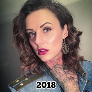 Jennifer Weist Instagram - 2015-2025

CN: Auf Foto 3 trage ich Cornrows, auf Foto 5 trage ich Braids, das sind geflochtene Frisuren, die in den verschiedensten Kulturen eine tiefere kulturelle und historische Bedeutung haben. Weshalb ich für das Tragen dieser Braids - zu Recht - kritisiert wurde. Durch die Kritik habe ich mich dann das erste Mal mit dem Thema kulturelle Aneignung auseinandergesetzt. «Cultural Appropriation» bezeichnet den unreflektierten oder respektlosen Prozess, bei dem die Mitglieder einer dominanten Kultur Elemente aus einer anderen, oft marginalisierten oder unterdrückten Kultur übernehmen, ohne deren Bedeutung oder Kontext zu verstehen oder zu respektieren. Dieser Vorgang ist besonders problematisch, wenn die kulturellen Elemente ohne Zustimmung, Anerkennung oder ein Bewusstsein für die historischen und sozialen Zusammenhänge verwendet werden. Kulturelle Aneignung kann dazu führen, dass Traditionen komplett verfälscht werden oder sogar verloren gehen. Und wenn Religion oder Tradition dann noch zu Produkten werden, die durch Trends kommerzialisiert und von Menschen aus privilegierten Gruppen billig und unethisch produziert und verkauft werden, leidet das Einkommen der Menschen, die die originalen Produkte herstellen und verkaufen. Heute weiß ich, dass Braids nicht einfach nur eine geflochtene Frisur sind, sondern in vielen Kulturen weltweit Tradition, Identität und Gemeinschaft repräsentieren. Ich weiß, dass kulturelle Aneignung immer in Verbindung mit Kolonialismus, Rassismus und ungleichen Machtverhältnissen steht. Ich, als weiße Frau, werde diese Art von Frisur in Zukunft deshalb nicht mehr tragen.