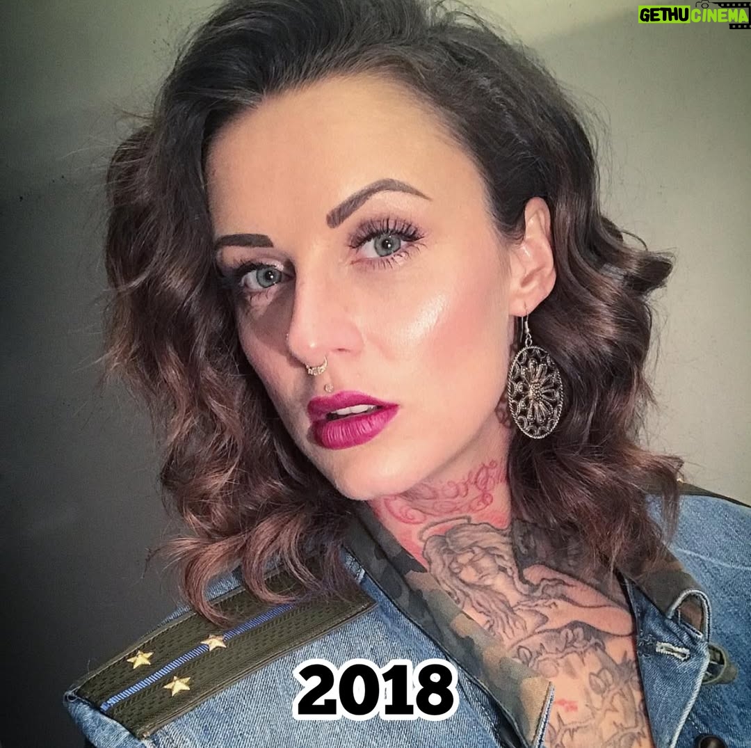 Jennifer Weist - 23.5K Likes - 2015-2025

CN: Auf Foto 3 trage ich Cornrows, auf Foto 5 trage ich Braids, das sind geflochtene Frisuren, die in den verschiedensten Kulturen eine tiefere kulturelle und historische Bedeutung haben. Weshalb ich für das Tragen dieser Braids - zu Recht - kritisiert wurde. Durch die Kritik habe ich mich dann das erste Mal mit dem Thema kulturelle Aneignung auseinandergesetzt. «Cultural Appropriation» bezeichnet den unreflektierten oder respektlosen Prozess, bei dem die Mitglieder einer dominanten Kultur Elemente aus einer anderen, oft marginalisierten oder unterdrückten Kultur übernehmen, ohne deren Bedeutung oder Kontext zu verstehen oder zu respektieren. Dieser Vorgang ist besonders problematisch, wenn die kulturellen Elemente ohne Zustimmung, Anerkennung oder ein Bewusstsein für die historischen und sozialen Zusammenhänge verwendet werden. Kulturelle Aneignung kann dazu führen, dass Traditionen komplett verfälscht werden oder sogar verloren gehen. Und wenn Religion oder Tradition dann noch zu Produkten werden, die durch Trends kommerzialisiert und von Menschen aus privilegierten Gruppen billig und unethisch produziert und verkauft werden, leidet das Einkommen der Menschen, die die originalen Produkte herstellen und verkaufen. Heute weiß ich, dass Braids nicht einfach nur eine geflochtene Frisur sind, sondern in vielen Kulturen weltweit Tradition, Identität und Gemeinschaft repräsentieren. Ich weiß, dass kulturelle Aneignung immer in Verbindung mit Kolonialismus, Rassismus und ungleichen Machtverhältnissen steht. Ich, als weiße Frau, werde diese Art von Frisur in Zukunft deshalb nicht mehr tragen.
