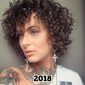Jennifer Weist Instagram - 2015-2025

CN: Auf Foto 3 trage ich Cornrows, auf Foto 5 trage ich Braids, das sind geflochtene Frisuren, die in den verschiedensten Kulturen eine tiefere kulturelle und historische Bedeutung haben. Weshalb ich für das Tragen dieser Braids - zu Recht - kritisiert wurde. Durch die Kritik habe ich mich dann das erste Mal mit dem Thema kulturelle Aneignung auseinandergesetzt. «Cultural Appropriation» bezeichnet den unreflektierten oder respektlosen Prozess, bei dem die Mitglieder einer dominanten Kultur Elemente aus einer anderen, oft marginalisierten oder unterdrückten Kultur übernehmen, ohne deren Bedeutung oder Kontext zu verstehen oder zu respektieren. Dieser Vorgang ist besonders problematisch, wenn die kulturellen Elemente ohne Zustimmung, Anerkennung oder ein Bewusstsein für die historischen und sozialen Zusammenhänge verwendet werden. Kulturelle Aneignung kann dazu führen, dass Traditionen komplett verfälscht werden oder sogar verloren gehen. Und wenn Religion oder Tradition dann noch zu Produkten werden, die durch Trends kommerzialisiert und von Menschen aus privilegierten Gruppen billig und unethisch produziert und verkauft werden, leidet das Einkommen der Menschen, die die originalen Produkte herstellen und verkaufen. Heute weiß ich, dass Braids nicht einfach nur eine geflochtene Frisur sind, sondern in vielen Kulturen weltweit Tradition, Identität und Gemeinschaft repräsentieren. Ich weiß, dass kulturelle Aneignung immer in Verbindung mit Kolonialismus, Rassismus und ungleichen Machtverhältnissen steht. Ich, als weiße Frau, werde diese Art von Frisur in Zukunft deshalb nicht mehr tragen.