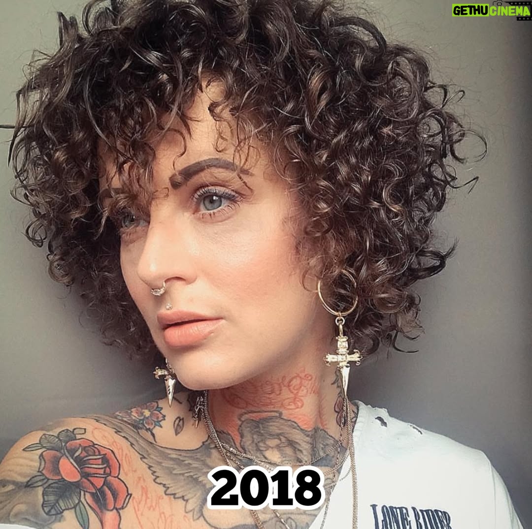 Jennifer Weist - 23.5K Likes - 2015-2025

CN: Auf Foto 3 trage ich Cornrows, auf Foto 5 trage ich Braids, das sind geflochtene Frisuren, die in den verschiedensten Kulturen eine tiefere kulturelle und historische Bedeutung haben. Weshalb ich für das Tragen dieser Braids - zu Recht - kritisiert wurde. Durch die Kritik habe ich mich dann das erste Mal mit dem Thema kulturelle Aneignung auseinandergesetzt. «Cultural Appropriation» bezeichnet den unreflektierten oder respektlosen Prozess, bei dem die Mitglieder einer dominanten Kultur Elemente aus einer anderen, oft marginalisierten oder unterdrückten Kultur übernehmen, ohne deren Bedeutung oder Kontext zu verstehen oder zu respektieren. Dieser Vorgang ist besonders problematisch, wenn die kulturellen Elemente ohne Zustimmung, Anerkennung oder ein Bewusstsein für die historischen und sozialen Zusammenhänge verwendet werden. Kulturelle Aneignung kann dazu führen, dass Traditionen komplett verfälscht werden oder sogar verloren gehen. Und wenn Religion oder Tradition dann noch zu Produkten werden, die durch Trends kommerzialisiert und von Menschen aus privilegierten Gruppen billig und unethisch produziert und verkauft werden, leidet das Einkommen der Menschen, die die originalen Produkte herstellen und verkaufen. Heute weiß ich, dass Braids nicht einfach nur eine geflochtene Frisur sind, sondern in vielen Kulturen weltweit Tradition, Identität und Gemeinschaft repräsentieren. Ich weiß, dass kulturelle Aneignung immer in Verbindung mit Kolonialismus, Rassismus und ungleichen Machtverhältnissen steht. Ich, als weiße Frau, werde diese Art von Frisur in Zukunft deshalb nicht mehr tragen.