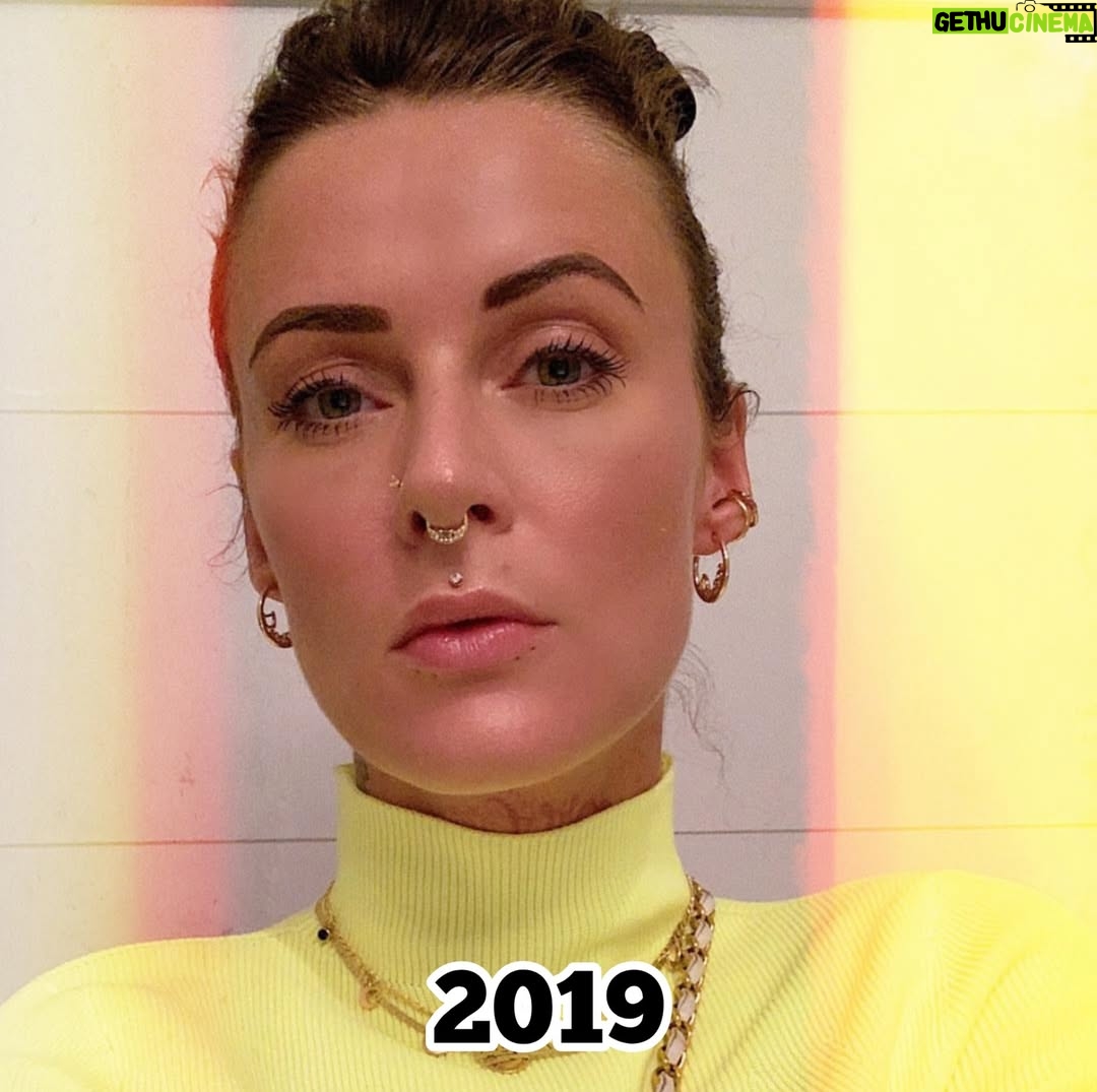 Jennifer Weist - 23.5K Likes - 2015-2025

CN: Auf Foto 3 trage ich Cornrows, auf Foto 5 trage ich Braids, das sind geflochtene Frisuren, die in den verschiedensten Kulturen eine tiefere kulturelle und historische Bedeutung haben. Weshalb ich für das Tragen dieser Braids - zu Recht - kritisiert wurde. Durch die Kritik habe ich mich dann das erste Mal mit dem Thema kulturelle Aneignung auseinandergesetzt. «Cultural Appropriation» bezeichnet den unreflektierten oder respektlosen Prozess, bei dem die Mitglieder einer dominanten Kultur Elemente aus einer anderen, oft marginalisierten oder unterdrückten Kultur übernehmen, ohne deren Bedeutung oder Kontext zu verstehen oder zu respektieren. Dieser Vorgang ist besonders problematisch, wenn die kulturellen Elemente ohne Zustimmung, Anerkennung oder ein Bewusstsein für die historischen und sozialen Zusammenhänge verwendet werden. Kulturelle Aneignung kann dazu führen, dass Traditionen komplett verfälscht werden oder sogar verloren gehen. Und wenn Religion oder Tradition dann noch zu Produkten werden, die durch Trends kommerzialisiert und von Menschen aus privilegierten Gruppen billig und unethisch produziert und verkauft werden, leidet das Einkommen der Menschen, die die originalen Produkte herstellen und verkaufen. Heute weiß ich, dass Braids nicht einfach nur eine geflochtene Frisur sind, sondern in vielen Kulturen weltweit Tradition, Identität und Gemeinschaft repräsentieren. Ich weiß, dass kulturelle Aneignung immer in Verbindung mit Kolonialismus, Rassismus und ungleichen Machtverhältnissen steht. Ich, als weiße Frau, werde diese Art von Frisur in Zukunft deshalb nicht mehr tragen.
