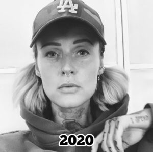Jennifer Weist Instagram - 2015-2025

CN: Auf Foto 3 trage ich Cornrows, auf Foto 5 trage ich Braids, das sind geflochtene Frisuren, die in den verschiedensten Kulturen eine tiefere kulturelle und historische Bedeutung haben. Weshalb ich für das Tragen dieser Braids - zu Recht - kritisiert wurde. Durch die Kritik habe ich mich dann das erste Mal mit dem Thema kulturelle Aneignung auseinandergesetzt. «Cultural Appropriation» bezeichnet den unreflektierten oder respektlosen Prozess, bei dem die Mitglieder einer dominanten Kultur Elemente aus einer anderen, oft marginalisierten oder unterdrückten Kultur übernehmen, ohne deren Bedeutung oder Kontext zu verstehen oder zu respektieren. Dieser Vorgang ist besonders problematisch, wenn die kulturellen Elemente ohne Zustimmung, Anerkennung oder ein Bewusstsein für die historischen und sozialen Zusammenhänge verwendet werden. Kulturelle Aneignung kann dazu führen, dass Traditionen komplett verfälscht werden oder sogar verloren gehen. Und wenn Religion oder Tradition dann noch zu Produkten werden, die durch Trends kommerzialisiert und von Menschen aus privilegierten Gruppen billig und unethisch produziert und verkauft werden, leidet das Einkommen der Menschen, die die originalen Produkte herstellen und verkaufen. Heute weiß ich, dass Braids nicht einfach nur eine geflochtene Frisur sind, sondern in vielen Kulturen weltweit Tradition, Identität und Gemeinschaft repräsentieren. Ich weiß, dass kulturelle Aneignung immer in Verbindung mit Kolonialismus, Rassismus und ungleichen Machtverhältnissen steht. Ich, als weiße Frau, werde diese Art von Frisur in Zukunft deshalb nicht mehr tragen.