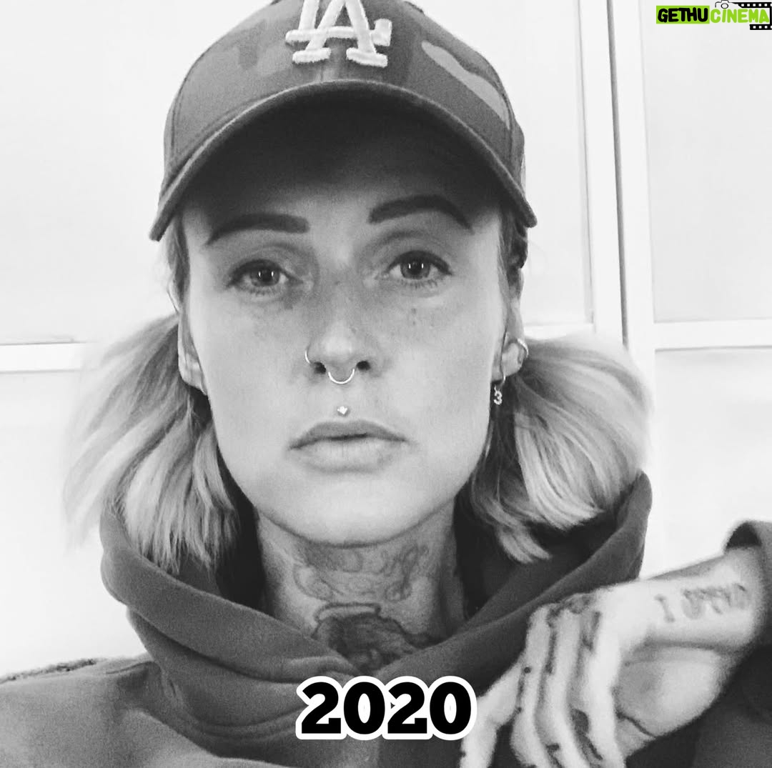 Jennifer Weist - 23.5K Likes - 2015-2025

CN: Auf Foto 3 trage ich Cornrows, auf Foto 5 trage ich Braids, das sind geflochtene Frisuren, die in den verschiedensten Kulturen eine tiefere kulturelle und historische Bedeutung haben. Weshalb ich für das Tragen dieser Braids - zu Recht - kritisiert wurde. Durch die Kritik habe ich mich dann das erste Mal mit dem Thema kulturelle Aneignung auseinandergesetzt. «Cultural Appropriation» bezeichnet den unreflektierten oder respektlosen Prozess, bei dem die Mitglieder einer dominanten Kultur Elemente aus einer anderen, oft marginalisierten oder unterdrückten Kultur übernehmen, ohne deren Bedeutung oder Kontext zu verstehen oder zu respektieren. Dieser Vorgang ist besonders problematisch, wenn die kulturellen Elemente ohne Zustimmung, Anerkennung oder ein Bewusstsein für die historischen und sozialen Zusammenhänge verwendet werden. Kulturelle Aneignung kann dazu führen, dass Traditionen komplett verfälscht werden oder sogar verloren gehen. Und wenn Religion oder Tradition dann noch zu Produkten werden, die durch Trends kommerzialisiert und von Menschen aus privilegierten Gruppen billig und unethisch produziert und verkauft werden, leidet das Einkommen der Menschen, die die originalen Produkte herstellen und verkaufen. Heute weiß ich, dass Braids nicht einfach nur eine geflochtene Frisur sind, sondern in vielen Kulturen weltweit Tradition, Identität und Gemeinschaft repräsentieren. Ich weiß, dass kulturelle Aneignung immer in Verbindung mit Kolonialismus, Rassismus und ungleichen Machtverhältnissen steht. Ich, als weiße Frau, werde diese Art von Frisur in Zukunft deshalb nicht mehr tragen.