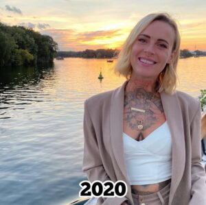 Jennifer Weist Instagram - 2015-2025

CN: Auf Foto 3 trage ich Cornrows, auf Foto 5 trage ich Braids, das sind geflochtene Frisuren, die in den verschiedensten Kulturen eine tiefere kulturelle und historische Bedeutung haben. Weshalb ich für das Tragen dieser Braids - zu Recht - kritisiert wurde. Durch die Kritik habe ich mich dann das erste Mal mit dem Thema kulturelle Aneignung auseinandergesetzt. «Cultural Appropriation» bezeichnet den unreflektierten oder respektlosen Prozess, bei dem die Mitglieder einer dominanten Kultur Elemente aus einer anderen, oft marginalisierten oder unterdrückten Kultur übernehmen, ohne deren Bedeutung oder Kontext zu verstehen oder zu respektieren. Dieser Vorgang ist besonders problematisch, wenn die kulturellen Elemente ohne Zustimmung, Anerkennung oder ein Bewusstsein für die historischen und sozialen Zusammenhänge verwendet werden. Kulturelle Aneignung kann dazu führen, dass Traditionen komplett verfälscht werden oder sogar verloren gehen. Und wenn Religion oder Tradition dann noch zu Produkten werden, die durch Trends kommerzialisiert und von Menschen aus privilegierten Gruppen billig und unethisch produziert und verkauft werden, leidet das Einkommen der Menschen, die die originalen Produkte herstellen und verkaufen. Heute weiß ich, dass Braids nicht einfach nur eine geflochtene Frisur sind, sondern in vielen Kulturen weltweit Tradition, Identität und Gemeinschaft repräsentieren. Ich weiß, dass kulturelle Aneignung immer in Verbindung mit Kolonialismus, Rassismus und ungleichen Machtverhältnissen steht. Ich, als weiße Frau, werde diese Art von Frisur in Zukunft deshalb nicht mehr tragen.