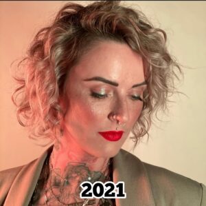 Jennifer Weist Instagram - 2015-2025

CN: Auf Foto 3 trage ich Cornrows, auf Foto 5 trage ich Braids, das sind geflochtene Frisuren, die in den verschiedensten Kulturen eine tiefere kulturelle und historische Bedeutung haben. Weshalb ich für das Tragen dieser Braids - zu Recht - kritisiert wurde. Durch die Kritik habe ich mich dann das erste Mal mit dem Thema kulturelle Aneignung auseinandergesetzt. «Cultural Appropriation» bezeichnet den unreflektierten oder respektlosen Prozess, bei dem die Mitglieder einer dominanten Kultur Elemente aus einer anderen, oft marginalisierten oder unterdrückten Kultur übernehmen, ohne deren Bedeutung oder Kontext zu verstehen oder zu respektieren. Dieser Vorgang ist besonders problematisch, wenn die kulturellen Elemente ohne Zustimmung, Anerkennung oder ein Bewusstsein für die historischen und sozialen Zusammenhänge verwendet werden. Kulturelle Aneignung kann dazu führen, dass Traditionen komplett verfälscht werden oder sogar verloren gehen. Und wenn Religion oder Tradition dann noch zu Produkten werden, die durch Trends kommerzialisiert und von Menschen aus privilegierten Gruppen billig und unethisch produziert und verkauft werden, leidet das Einkommen der Menschen, die die originalen Produkte herstellen und verkaufen. Heute weiß ich, dass Braids nicht einfach nur eine geflochtene Frisur sind, sondern in vielen Kulturen weltweit Tradition, Identität und Gemeinschaft repräsentieren. Ich weiß, dass kulturelle Aneignung immer in Verbindung mit Kolonialismus, Rassismus und ungleichen Machtverhältnissen steht. Ich, als weiße Frau, werde diese Art von Frisur in Zukunft deshalb nicht mehr tragen.