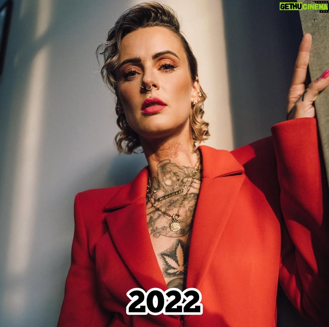 Jennifer Weist - 23.5K Likes - 2015-2025

CN: Auf Foto 3 trage ich Cornrows, auf Foto 5 trage ich Braids, das sind geflochtene Frisuren, die in den verschiedensten Kulturen eine tiefere kulturelle und historische Bedeutung haben. Weshalb ich für das Tragen dieser Braids - zu Recht - kritisiert wurde. Durch die Kritik habe ich mich dann das erste Mal mit dem Thema kulturelle Aneignung auseinandergesetzt. «Cultural Appropriation» bezeichnet den unreflektierten oder respektlosen Prozess, bei dem die Mitglieder einer dominanten Kultur Elemente aus einer anderen, oft marginalisierten oder unterdrückten Kultur übernehmen, ohne deren Bedeutung oder Kontext zu verstehen oder zu respektieren. Dieser Vorgang ist besonders problematisch, wenn die kulturellen Elemente ohne Zustimmung, Anerkennung oder ein Bewusstsein für die historischen und sozialen Zusammenhänge verwendet werden. Kulturelle Aneignung kann dazu führen, dass Traditionen komplett verfälscht werden oder sogar verloren gehen. Und wenn Religion oder Tradition dann noch zu Produkten werden, die durch Trends kommerzialisiert und von Menschen aus privilegierten Gruppen billig und unethisch produziert und verkauft werden, leidet das Einkommen der Menschen, die die originalen Produkte herstellen und verkaufen. Heute weiß ich, dass Braids nicht einfach nur eine geflochtene Frisur sind, sondern in vielen Kulturen weltweit Tradition, Identität und Gemeinschaft repräsentieren. Ich weiß, dass kulturelle Aneignung immer in Verbindung mit Kolonialismus, Rassismus und ungleichen Machtverhältnissen steht. Ich, als weiße Frau, werde diese Art von Frisur in Zukunft deshalb nicht mehr tragen.