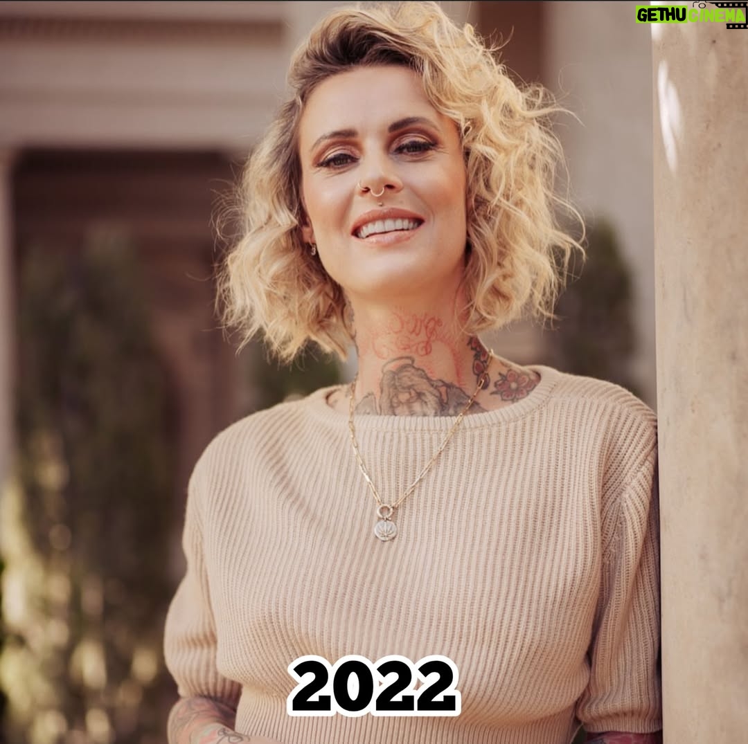 Jennifer Weist - 23.5K Likes - 2015-2025

CN: Auf Foto 3 trage ich Cornrows, auf Foto 5 trage ich Braids, das sind geflochtene Frisuren, die in den verschiedensten Kulturen eine tiefere kulturelle und historische Bedeutung haben. Weshalb ich für das Tragen dieser Braids - zu Recht - kritisiert wurde. Durch die Kritik habe ich mich dann das erste Mal mit dem Thema kulturelle Aneignung auseinandergesetzt. «Cultural Appropriation» bezeichnet den unreflektierten oder respektlosen Prozess, bei dem die Mitglieder einer dominanten Kultur Elemente aus einer anderen, oft marginalisierten oder unterdrückten Kultur übernehmen, ohne deren Bedeutung oder Kontext zu verstehen oder zu respektieren. Dieser Vorgang ist besonders problematisch, wenn die kulturellen Elemente ohne Zustimmung, Anerkennung oder ein Bewusstsein für die historischen und sozialen Zusammenhänge verwendet werden. Kulturelle Aneignung kann dazu führen, dass Traditionen komplett verfälscht werden oder sogar verloren gehen. Und wenn Religion oder Tradition dann noch zu Produkten werden, die durch Trends kommerzialisiert und von Menschen aus privilegierten Gruppen billig und unethisch produziert und verkauft werden, leidet das Einkommen der Menschen, die die originalen Produkte herstellen und verkaufen. Heute weiß ich, dass Braids nicht einfach nur eine geflochtene Frisur sind, sondern in vielen Kulturen weltweit Tradition, Identität und Gemeinschaft repräsentieren. Ich weiß, dass kulturelle Aneignung immer in Verbindung mit Kolonialismus, Rassismus und ungleichen Machtverhältnissen steht. Ich, als weiße Frau, werde diese Art von Frisur in Zukunft deshalb nicht mehr tragen.