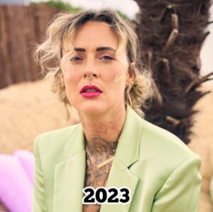 Jennifer Weist Instagram - 2015-2025

CN: Auf Foto 3 trage ich Cornrows, auf Foto 5 trage ich Braids, das sind geflochtene Frisuren, die in den verschiedensten Kulturen eine tiefere kulturelle und historische Bedeutung haben. Weshalb ich für das Tragen dieser Braids - zu Recht - kritisiert wurde. Durch die Kritik habe ich mich dann das erste Mal mit dem Thema kulturelle Aneignung auseinandergesetzt. «Cultural Appropriation» bezeichnet den unreflektierten oder respektlosen Prozess, bei dem die Mitglieder einer dominanten Kultur Elemente aus einer anderen, oft marginalisierten oder unterdrückten Kultur übernehmen, ohne deren Bedeutung oder Kontext zu verstehen oder zu respektieren. Dieser Vorgang ist besonders problematisch, wenn die kulturellen Elemente ohne Zustimmung, Anerkennung oder ein Bewusstsein für die historischen und sozialen Zusammenhänge verwendet werden. Kulturelle Aneignung kann dazu führen, dass Traditionen komplett verfälscht werden oder sogar verloren gehen. Und wenn Religion oder Tradition dann noch zu Produkten werden, die durch Trends kommerzialisiert und von Menschen aus privilegierten Gruppen billig und unethisch produziert und verkauft werden, leidet das Einkommen der Menschen, die die originalen Produkte herstellen und verkaufen. Heute weiß ich, dass Braids nicht einfach nur eine geflochtene Frisur sind, sondern in vielen Kulturen weltweit Tradition, Identität und Gemeinschaft repräsentieren. Ich weiß, dass kulturelle Aneignung immer in Verbindung mit Kolonialismus, Rassismus und ungleichen Machtverhältnissen steht. Ich, als weiße Frau, werde diese Art von Frisur in Zukunft deshalb nicht mehr tragen.